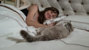 Time to take a needed cat nap as Garner's Lara snuggles with Spacey's Mr. Fuzzypants in the "cat"-astrophic kiddie comedy NINE LIVES