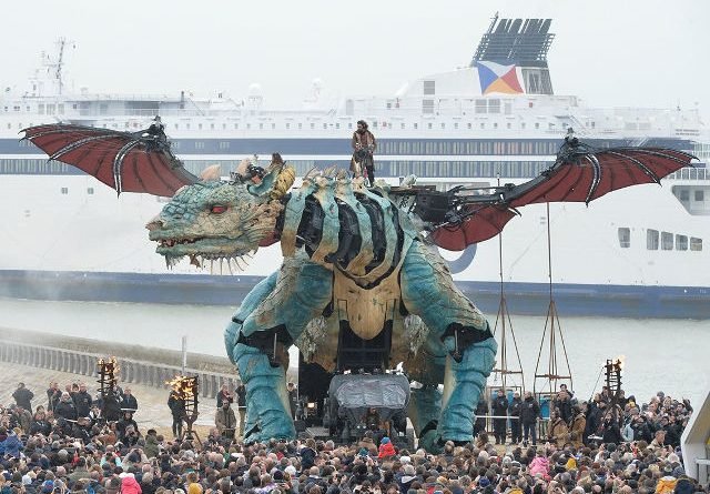 Dragon storms France (crazy Mecha news).